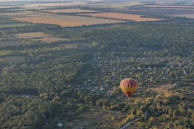 The yellow and red balloon
